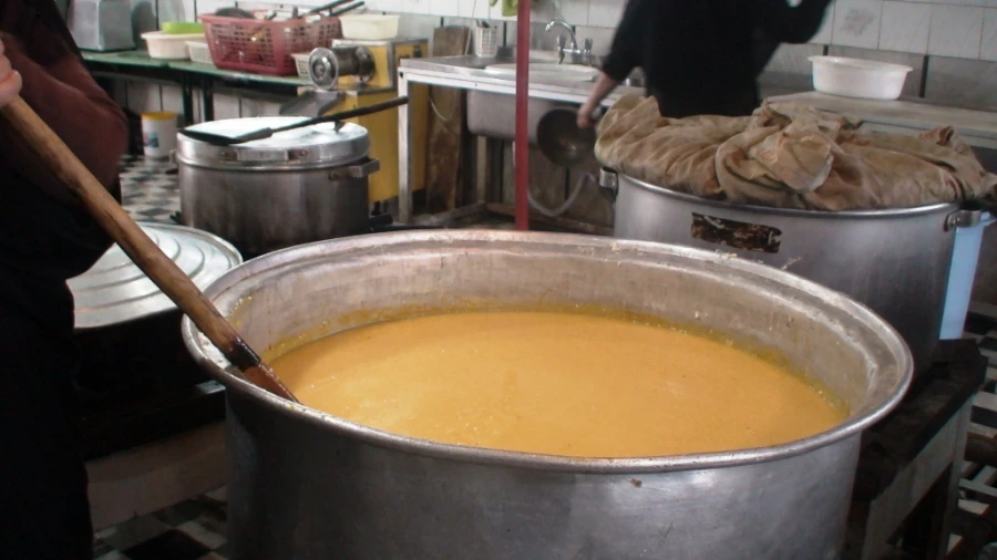 زیارت عاشورا و پخش نذری