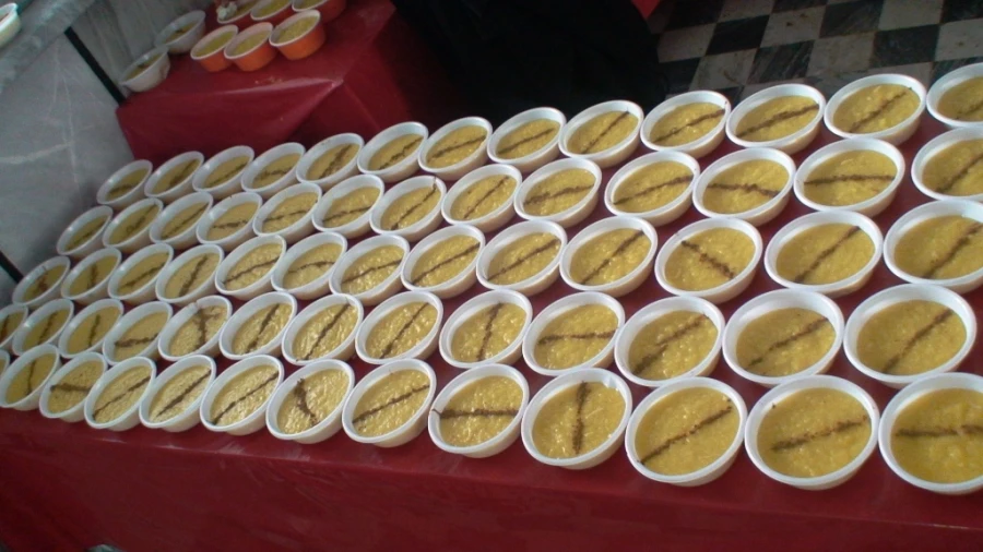 زیارت عاشورا و پخش نذری