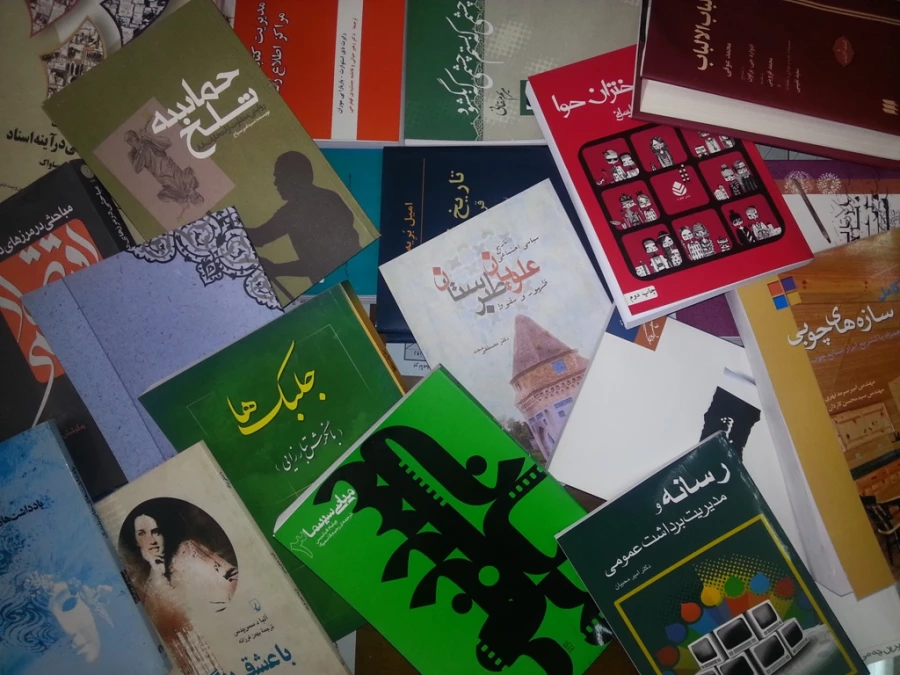 اهدای 50 جلد کتاب به کتابخانه ی مرکز توسط اداره ی ارشاد اسلامی شهرستان قائم شهر به مناسبت هفته ی کتاب