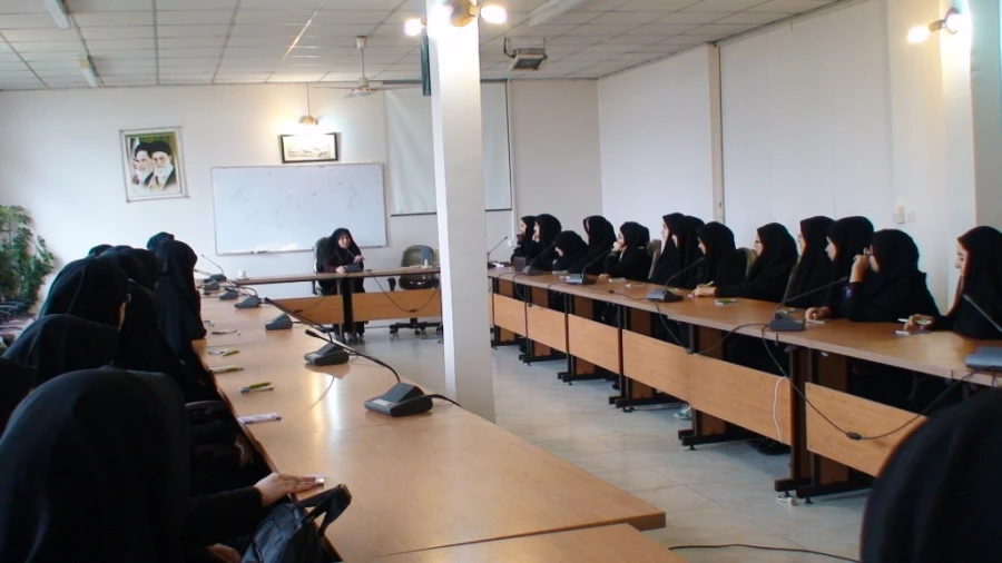 نشست مدیر مرکز و دانشجویان  ورودی  93 در تبیین وظایف دانشجو و پاسخ به سوالات آنان