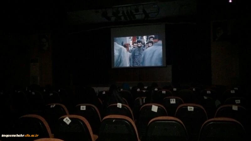 پخش فیلم برگزیده ی جشنواره عمار توشط بسیج دانشجویی مرکز در سالن همایش به مناسبت هفته ی دفاع مقدس