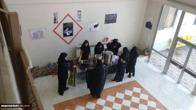 پخش نذری و ایجاد فضای معنوی عزاداری امام حسین(ع) در فضای آموزش توسط دانشجویان ادبیات فارسی و بسیج دانشجویی مرکز