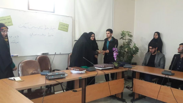 اجرای مسابقه خوانش شعر حافظ و اهدائ جایزه