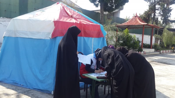 حضور  هلال احمر قائمشهر و بر پانمودن چادر هلال احمر  2
