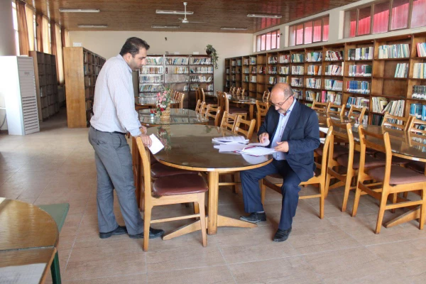 بازدید از کتابخانه حضور دکتر عمادی کارشناس مسوول پژوهش   و آقای کرامتی کارشناس مسوول نظارت وارزیابی استان 5