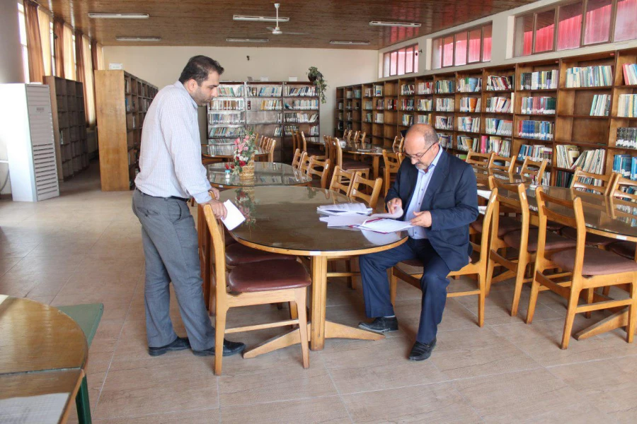 بازدید از کتابخانه حضور دکتر عمادی کارشناس مسوول پژوهش   و آقای کرامتی کارشناس مسوول نظارت وارزیابی استان 5