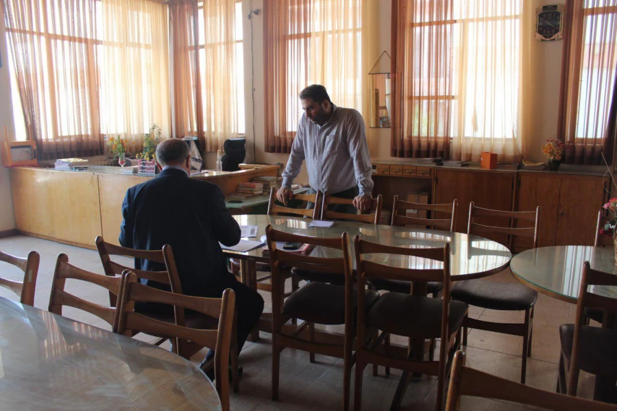 بازدید از کتابخانه حضور دکتر عمادی کارشناس مسوول پژوهش   و آقای کرامتی کارشناس مسوول نظارت وارزیابی استان 6