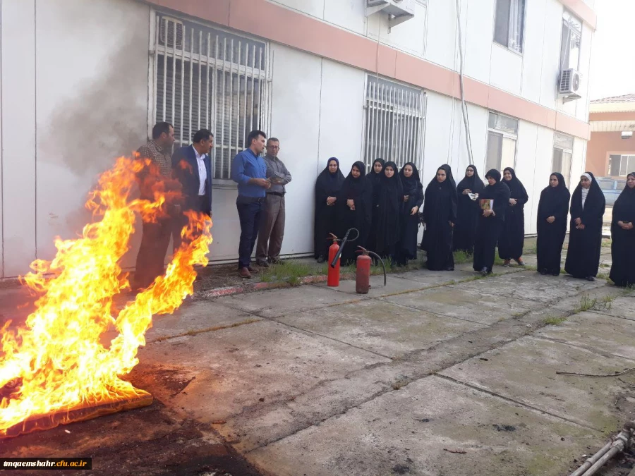 برپایی مانور اطفاء حریق و آموزش کار با کپسول های آتش نشانی در شرایط بحرانی