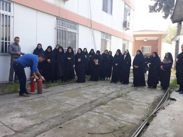 برپایی مانور اطفاء حریق و آموزش کار با کپسول های آتش نشانی در شرایط بحرانی  3