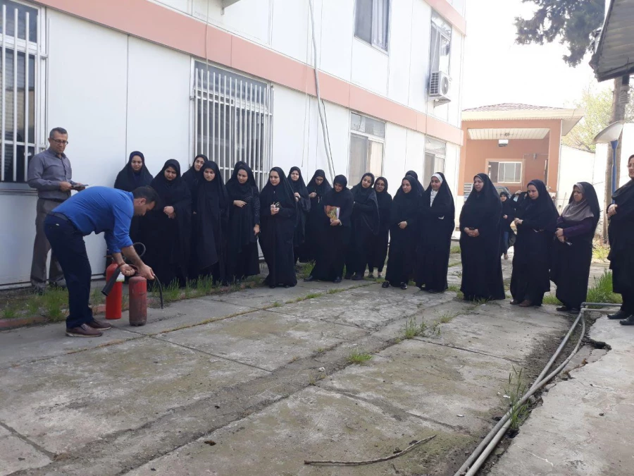 برپایی مانور اطفاء حریق و آموزش کار با کپسول های آتش نشانی در شرایط بحرانی  3