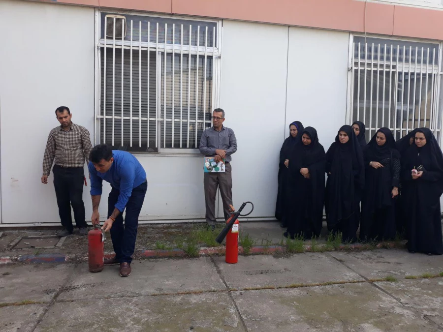 برپایی مانور اطفاء حریق و آموزش کار با کپسول های آتش نشانی در شرایط بحرانی  4