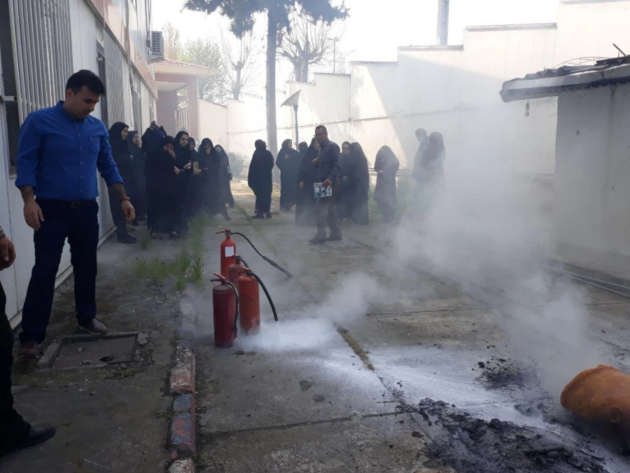 برپایی مانور اطفاء حریق و آموزش کار با کپسول های آتش نشانی در شرایط بحرانی  5