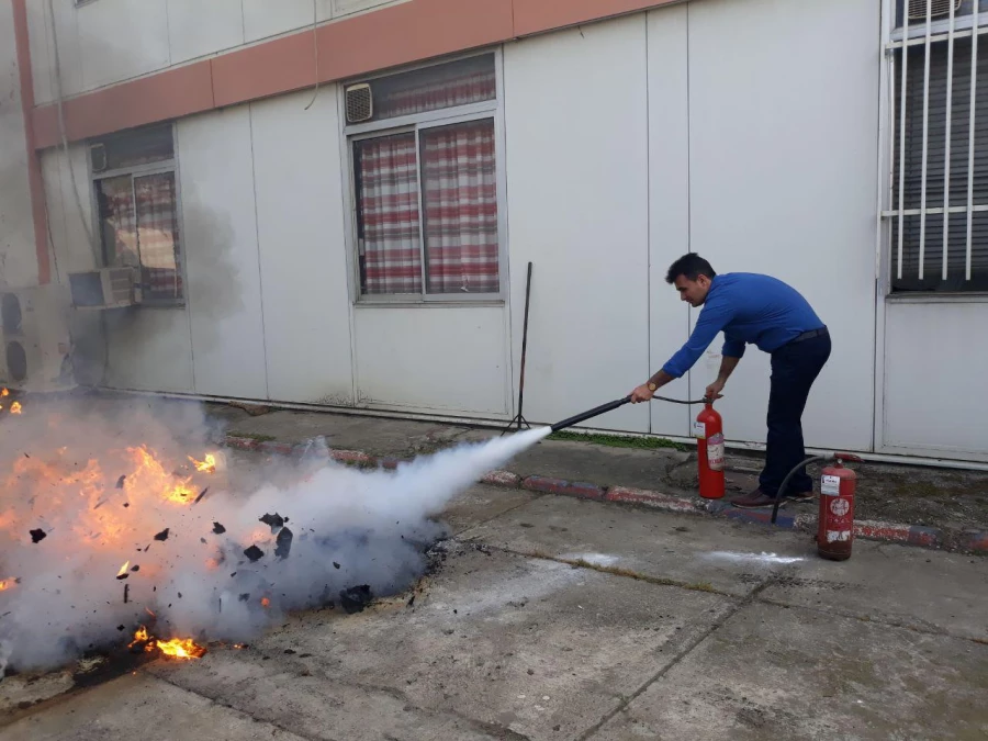 برپایی مانور اطفاء حریق و آموزش کار با کپسول های آتش نشانی در شرایط بحرانی  6