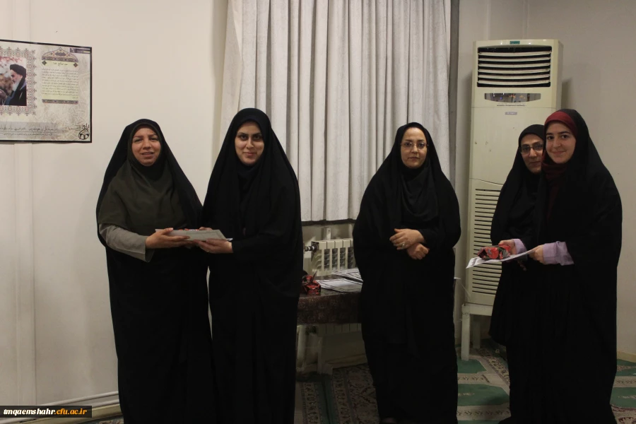 اهداء لوح تقدیر به همراه هدیه به فعالان حوزه دانشجویی و  روز معلم