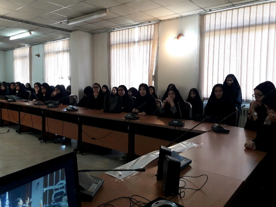 حضور دانشجویان جدید الورود در جلسه ویدئو کنفراسن آغاز سال تحصیلی 98-97 و سخنرانی ریاست محترم دانشگاه فرهنگیان جناب آقای دکتر خنیفر  3