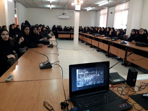 حضور دانشجویان جدید الورود در جلسه ویدئو کنفراسن آغاز سال تحصیلی 98-97 و سخنرانی ریاست محترم دانشگاه فرهنگیان جناب آقای دکتر خنیفر  4