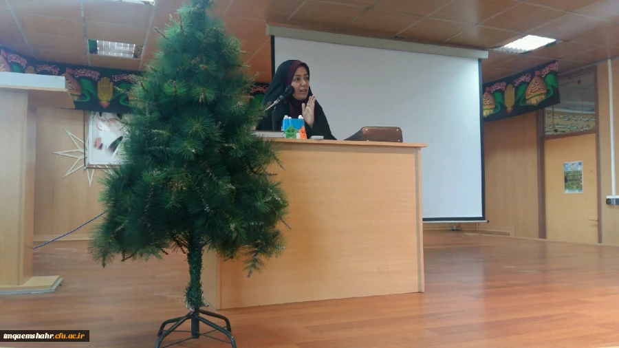 خوش آمدگویی به دانشجویان جدیدالورود توسط ریاست مرکز خانم دکنر مریم میرزاپور  2