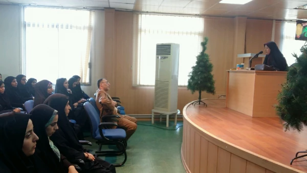 خوش آمدگویی به دانشجویان جدیدالورود توسط ریاست مرکز خانم دکنر مریم میرزاپور  3
