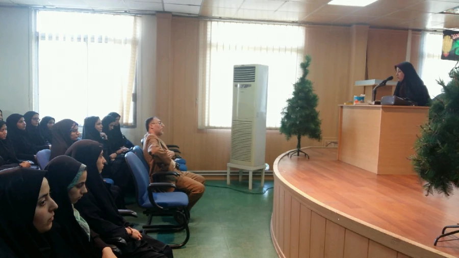 خوش آمدگویی به دانشجویان جدیدالورود توسط ریاست مرکز خانم دکنر مریم میرزاپور  3