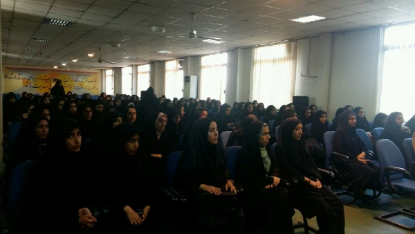 خوش آمدگویی به دانشجویان جدیدالورود توسط ریاست مرکز خانم دکنر مریم میرزاپور  4