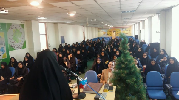 خوش آمدگویی به دانشجویان جدیدالورود توسط ریاست مرکز خانم دکنر مریم میرزاپور  5