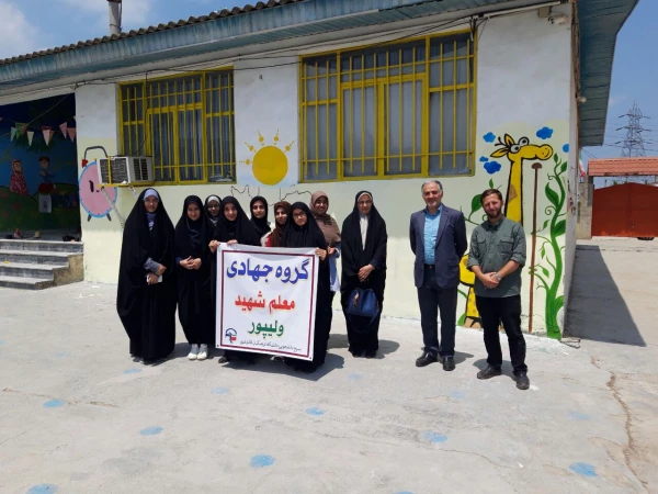 لبخند رضایت دانش آموزان از حضور جهادگران مرکز حضرت فاطمه (س) قائمشهر درمدرسه زمردیان 2