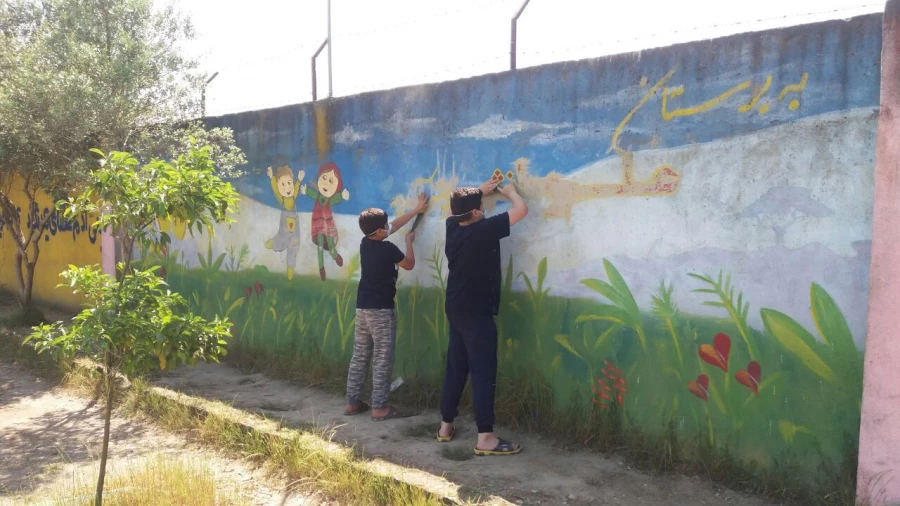 لبخند رضایت دانش آموزان از حضور جهادگران مرکز حضرت فاطمه (س) قائمشهر درمدرسه زمردیان 2