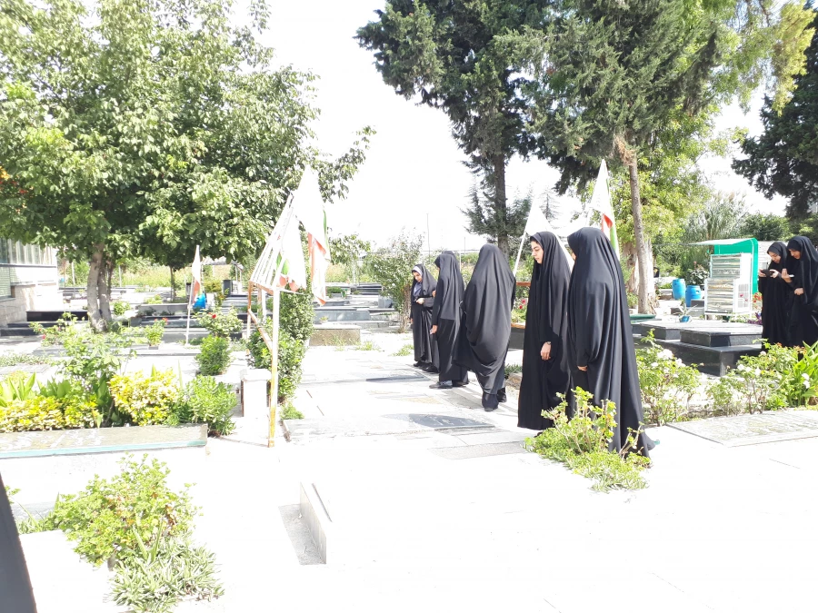 حضور در مزار شهدا  3