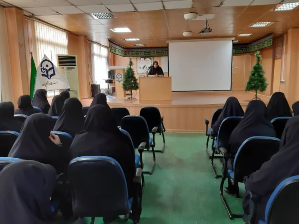 نشست صمیمی ریاست مرکزسرکار خانم دکتر دابویی  با دانشجویان ورودی 98 3