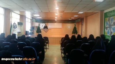 نشست صمیمی رئیس مرکز با دانشجویان ورودی 98