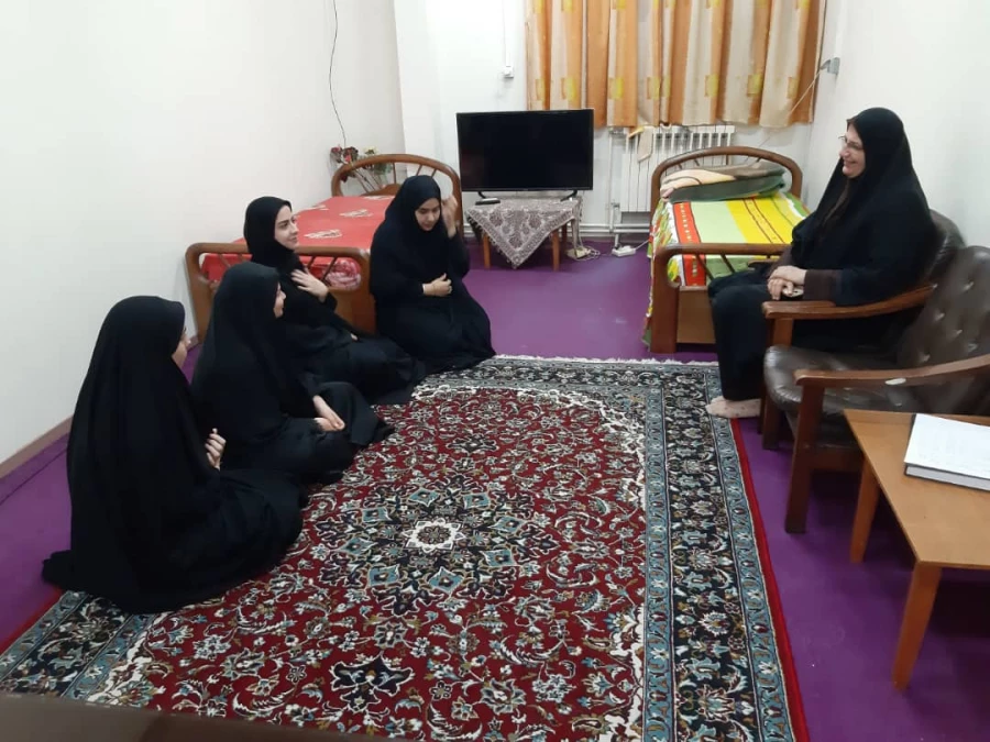 نشست صمیمی رییس مرکز با  تعدادی از دانشجو معلمان در اتاق سرپرستی  4