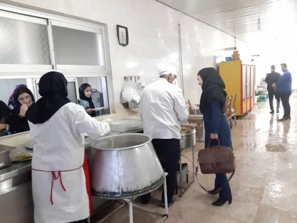 جلسه کارفرما شرکت با کادر آشپزخانه مرکز اموزش عالی حضرت فاطمه (س) قائم شهر برگزار شد . 2