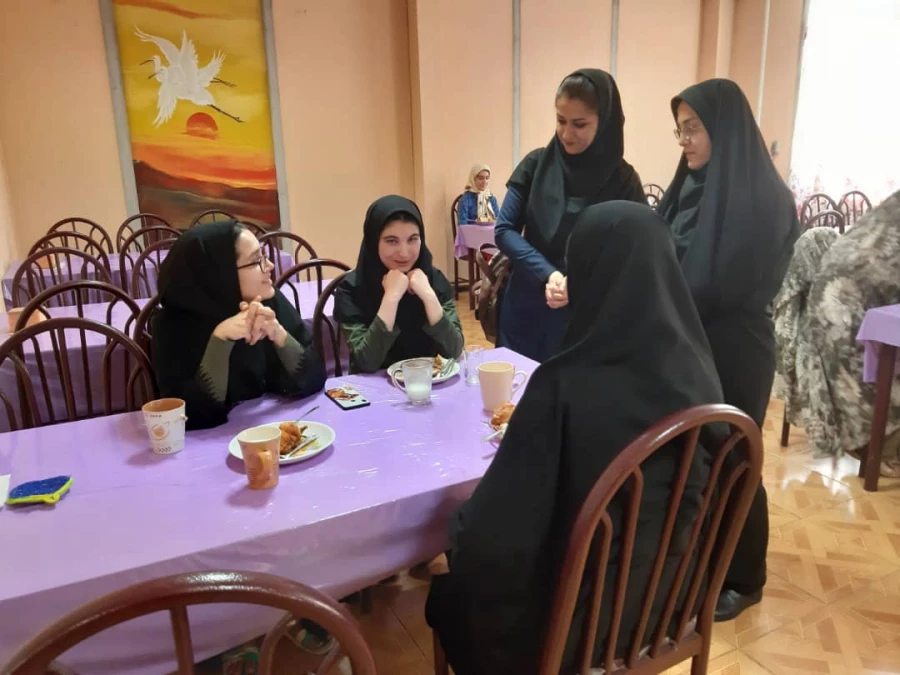 جلسه کارفرما شرکت با کادر آشپزخانه مرکز اموزش عالی حضرت فاطمه (س) قائم شهر برگزار شد . 2