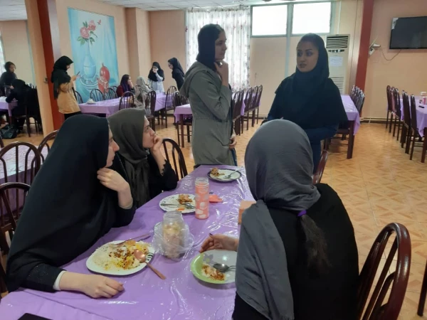 جلسه کارفرما شرکت با کادر آشپزخانه مرکز اموزش عالی حضرت فاطمه (س) قائم شهر برگزار شد . 2