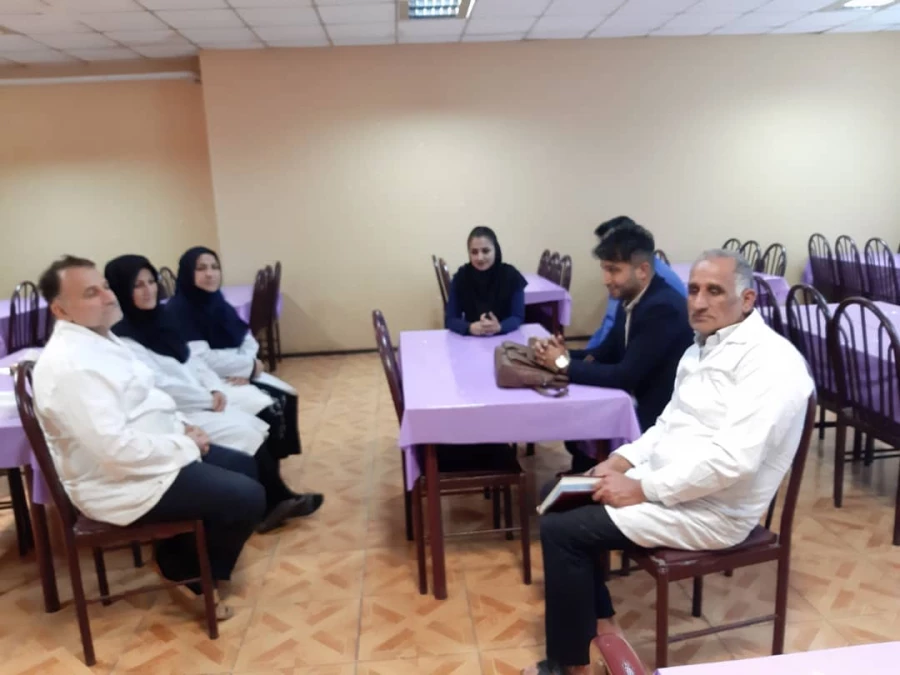 جلسه کارفرما شرکت با کادر آشپزخانه مرکز اموزش عالی حضرت فاطمه (س) قائم شهر برگزار شد . 2