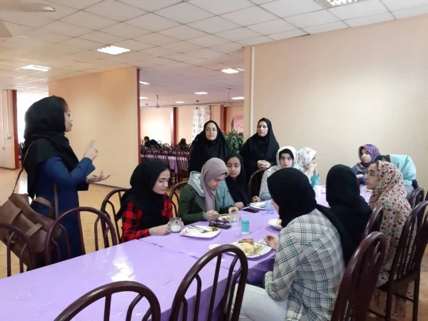 جلسه کارفرما شرکت با کادر آشپزخانه مرکز اموزش عالی حضرت فاطمه (س) قائم شهر برگزار شد . 2