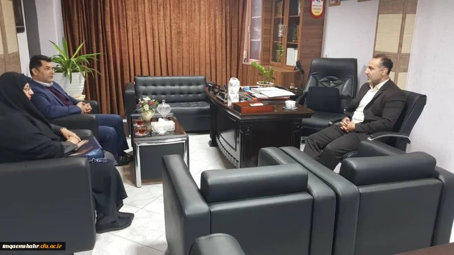 جلسه مشترک اقای میرزایی یکی از اعضای  شورای شهر ،اقای قدمی رییس اداره تربیت بدنی و خانم دکتر دابوئی رییس مرکز اموزش عالی حضرت فاطمه (س) قائم شهر برگزار شد . 2