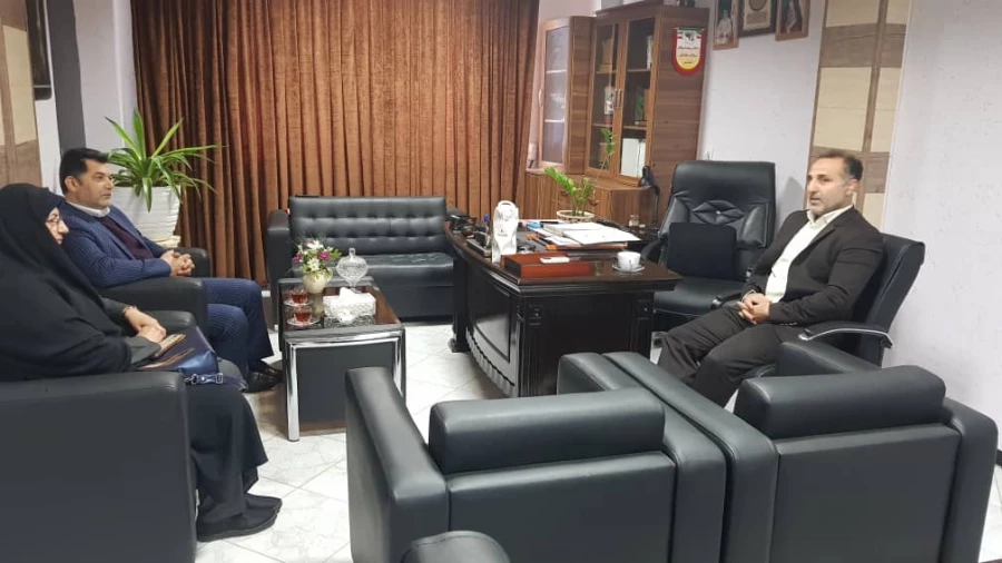 جلسه مشترک اقای میرزایی یکی از اعضای  شورای شهر ،اقای قدمی رییس اداره تربیت بدنی و خانم دکتر دابوئی رییس مرکز اموزش عالی حضرت فاطمه (س) قائم شهر برگزار شد . 2