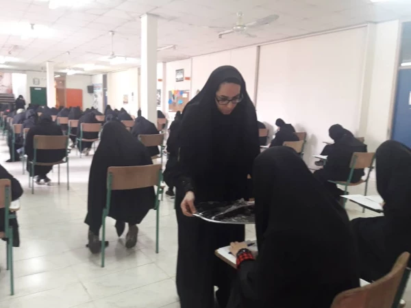 امتحانات نوبت اول (دی ماه 98) با گرامی داشت شهادت سردار حاج قاسم سلیمانی و قرائت بیانیه توسط یکی از دانشجو معلمان مرکز اموزش عالی حضرت فاطمه (س) قائم شهر  شروع و برگزار گردید.  2