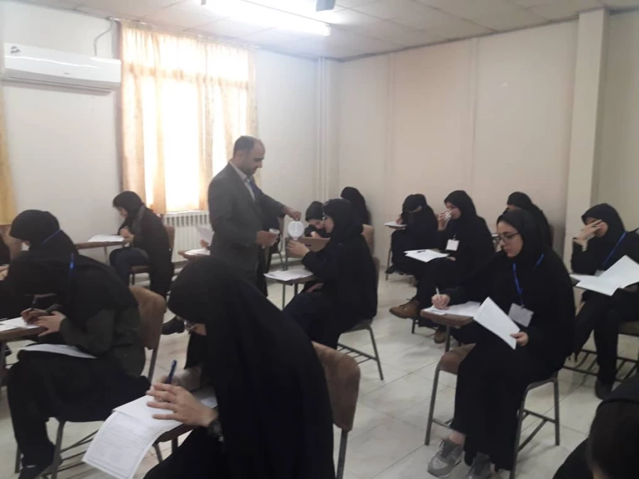 امتحانات نوبت اول (دی ماه 98) با گرامی داشت شهادت سردار حاج قاسم سلیمانی و قرائت بیانیه توسط یکی از دانشجو معلمان مرکز اموزش عالی حضرت فاطمه (س) قائم شهر  شروع و برگزار گردید.  2