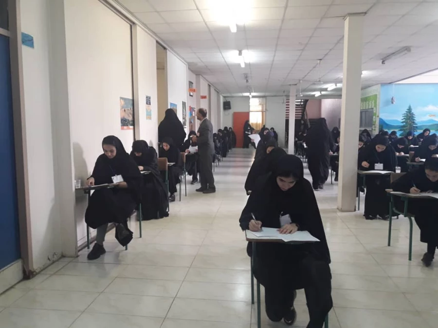 امتحانات نوبت اول (دی ماه 98) با گرامی داشت شهادت سردار حاج قاسم سلیمانی و قرائت بیانیه توسط یکی از دانشجو معلمان مرکز اموزش عالی حضرت فاطمه (س) قائم شهر  شروع و برگزار گردید.  2