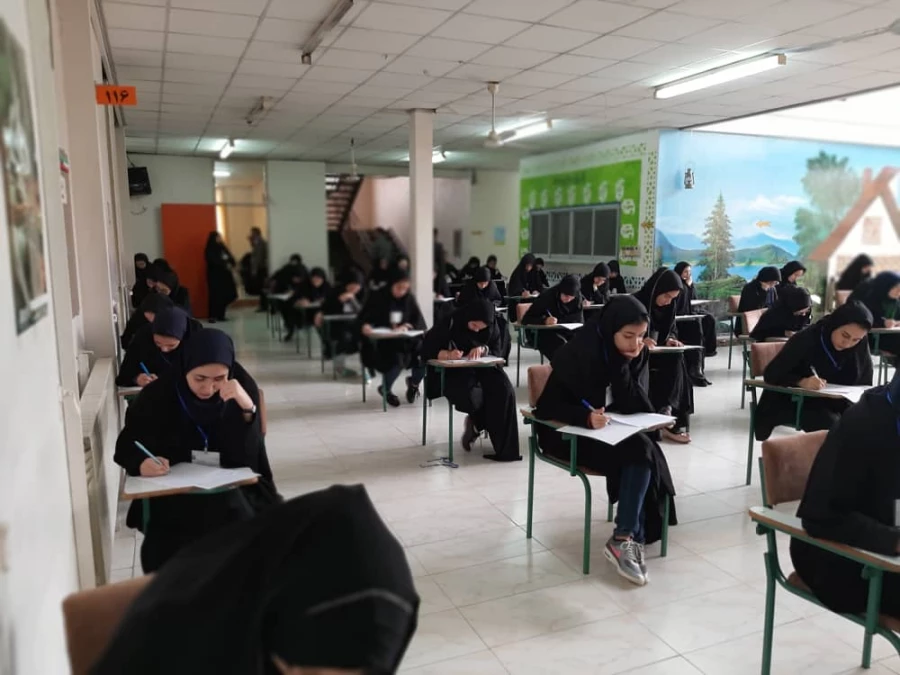 امتحانات نوبت اول (دی ماه 98) با گرامی داشت شهادت سردار حاج قاسم سلیمانی و قرائت بیانیه توسط یکی از دانشجو معلمان مرکز اموزش عالی حضرت فاطمه (س) قائم شهر  شروع و برگزار گردید.  2