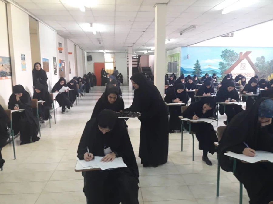 امتحانات نوبت اول (دی ماه 98) با گرامی داشت شهادت سردار حاج قاسم سلیمانی و قرائت بیانیه توسط یکی از دانشجو معلمان مرکز اموزش عالی حضرت فاطمه (س) قائم شهر  شروع و برگزار گردید.  2