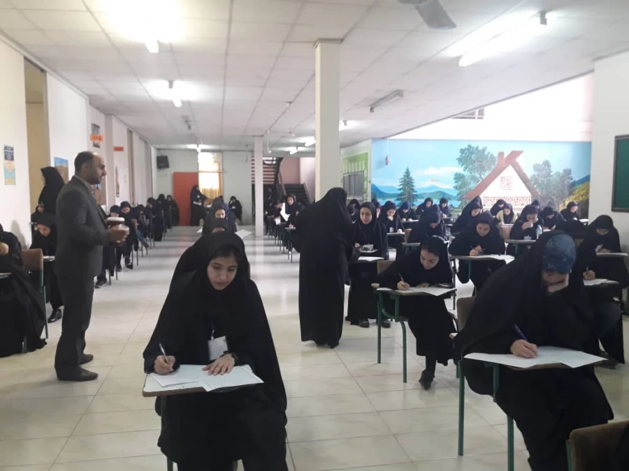 امتحانات نوبت اول (دی ماه 98) با گرامی داشت شهادت سردار حاج قاسم سلیمانی و قرائت بیانیه توسط یکی از دانشجو معلمان مرکز اموزش عالی حضرت فاطمه (س) قائم شهر  شروع و برگزار گردید.  2