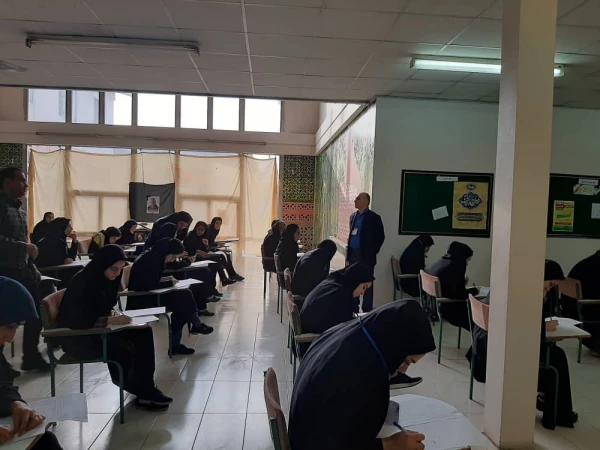 امتحانات نوبت اول (دی ماه 98) با گرامی داشت شهادت سردار حاج قاسم سلیمانی و قرائت بیانیه توسط یکی از دانشجو معلمان مرکز اموزش عالی حضرت فاطمه (س) قائم شهر  شروع و برگزار گردید.  2