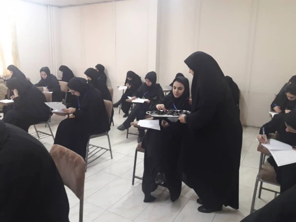 امتحانات نوبت اول (دی ماه 98) با گرامی داشت شهادت سردار حاج قاسم سلیمانی و قرائت بیانیه توسط یکی از دانشجو معلمان مرکز اموزش عالی حضرت فاطمه (س) قائم شهر  شروع و برگزار گردید.  2