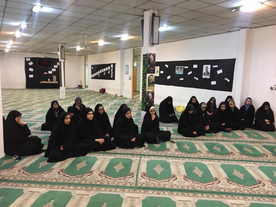 مراسم شهادت حضرت فاطمه (س) با برنامه ریزی هیئت ام البنین مرکز اموزش عالی حضرت فاطه (س) قائم شهر در نماز خانه سرای دانشجویی برگزار شد . 2