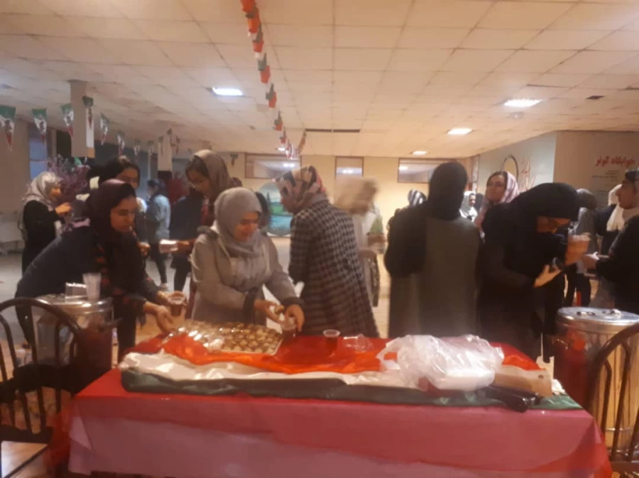 ویژه برنامه برافراشتن بانگ الله اکبر  همزمان با سراسر کشور در سرای دانشجوئی مرکز اموزش عالی حضرت فاطمه (س) قائم شهر برگزار شد . 2