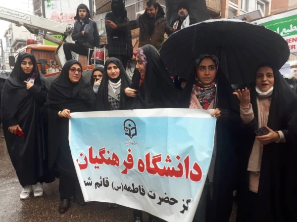 دانشجو معلمان مرکز اموزش عالی حضرت فاطمه (س ) قائم شهر همزمان با سایر هموطنان در راهپیمائی باشکوه 22 بهمن حضور پیدا کرده و با ارمان های مقدس امام خمینی (ره ) و رهبر معظم انقلاب تجدید میثاق نمودند .  2